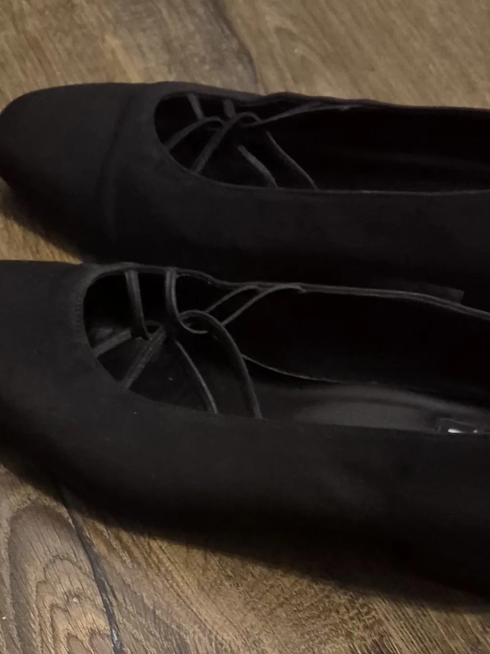 Mootsies Tootsies Black Suede Crisscross Low Heels.